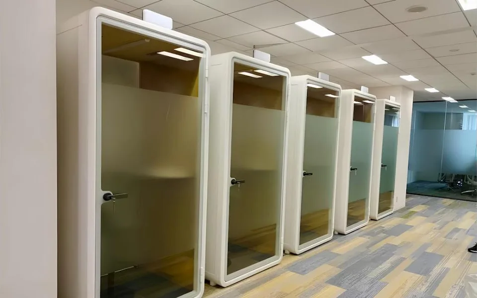 Rangée de work pods dans un couloir de bureau
